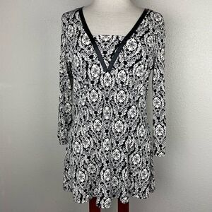 EUC Nine West Womens Black and White V-Neck Blouse Polyester Blend Size M